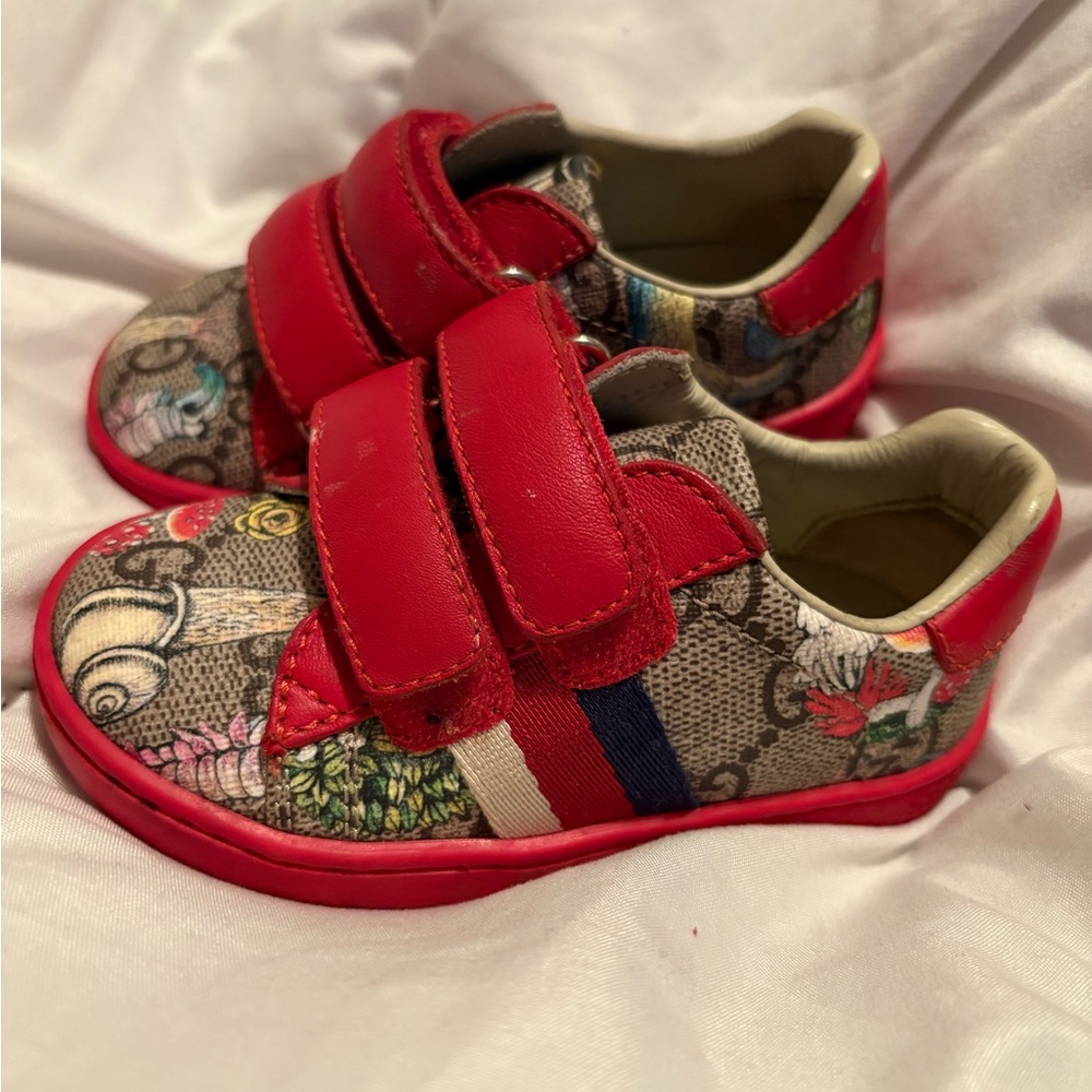 toddlers gucci shoes red bottoms and straps worn once